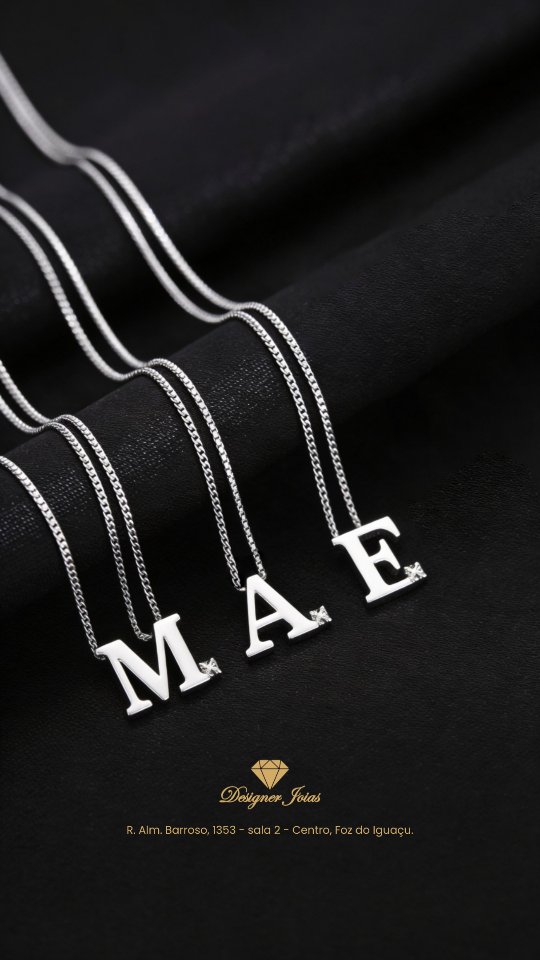 Colares personalizados com letras formando a palavra mãe