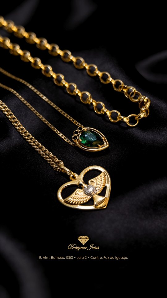 Colares e pingentes em ouro da Designer Joias sobre seda preta
